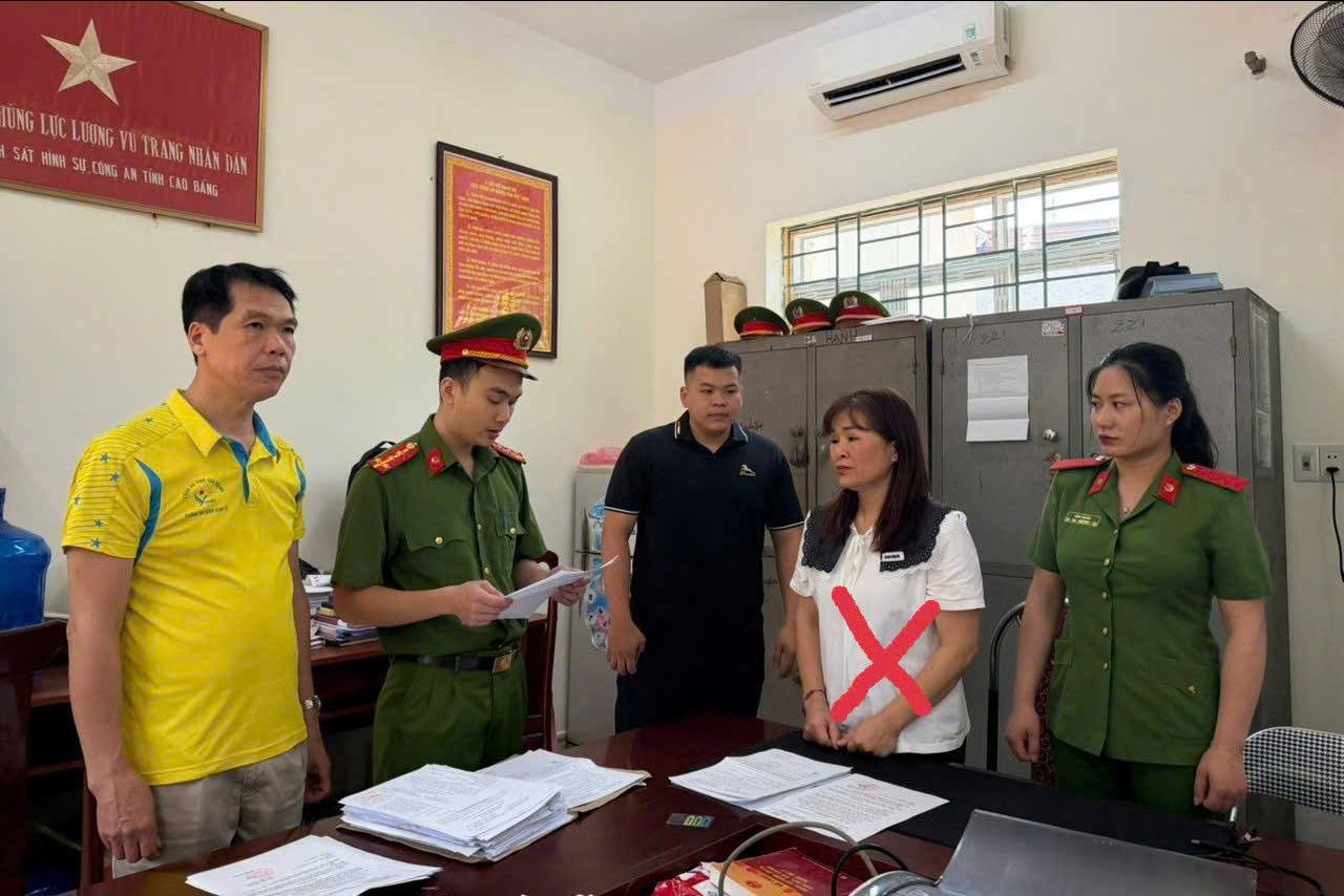 Cơ quan Công an tống đạt quyết định khởi tố, bắt tạm giam đối tượng lừa đảo chiếm đoạt tài sản Nông Thị Túc. Ảnh: Công an Cao Bằng