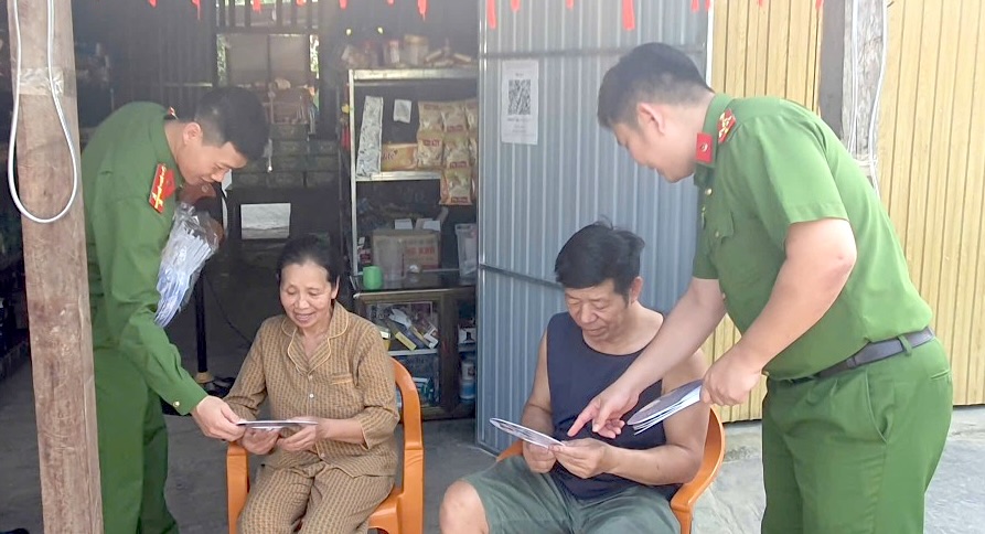 La policía de la comuna de Kim Dien entrega abanicos de mano para promover la ley. Foto: Policía de la comuna de Kim Dien