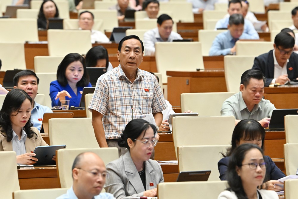 National Assembly Deputy Pham Van Hoa proposed population reduction in inner Hanoi to reduce pollution. Photo: Pham Dong