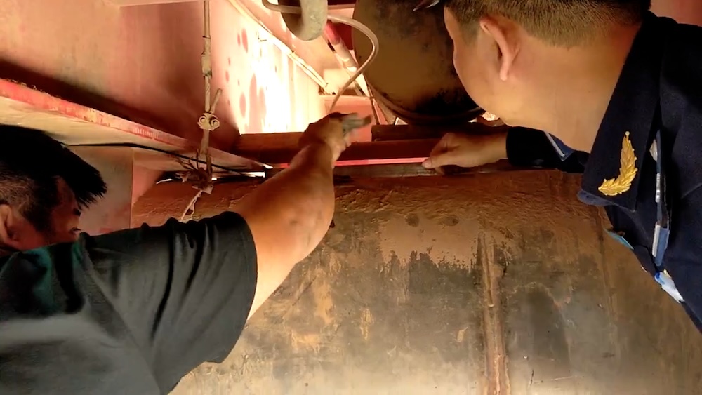 Diesel oil is sophisticatedly hidden under the tractor-trailer to be transported from Vietnam through Laos. Photo: Quang Tri Police