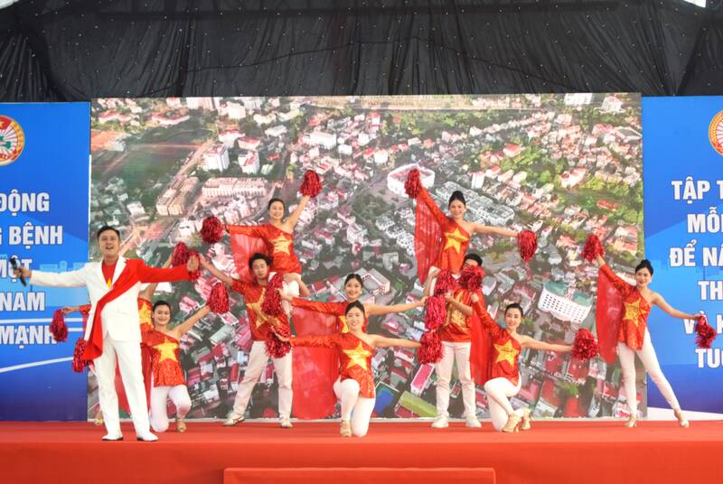 Một tiết mục văn nghệ tại Lễ phát động Ngày sức khỏe toàn dân. Ảnh: Trường Sơn