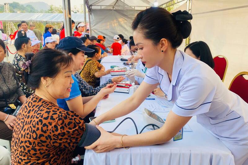Los médicos examinan, asesoran y examinan la salud de forma gratuita para la gente de Son La. Foto: Truong Son