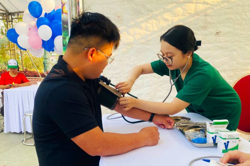 Các bác sĩ khám, tư vấn, sàng lọc sức khỏe miễn phí cho người dân Sơn La. Ảnh: Trường Sơn