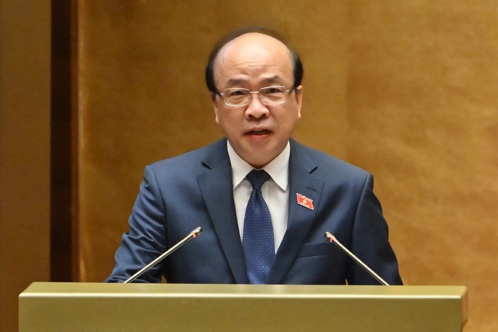 Chủ nhiệm Ủy ban Pháp luật và Tư pháp của Quốc hội Phan Chí Hiếu trình bày tờ trình điều chỉnh chương trình kỳ họp. Ảnh: Phạm Đông