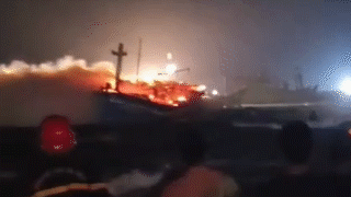 Barco pesquero de pescadores de Quang Ngai se incendió, causando daños por valor de mil millones de VND. Foto: Duc Minh