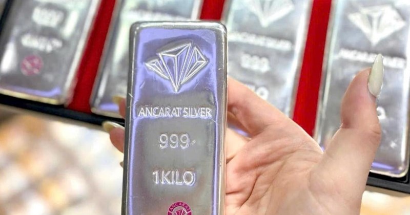 Giá bạc biến động 13/4: Giảm nhẹ, triển vọng tăng còn đó