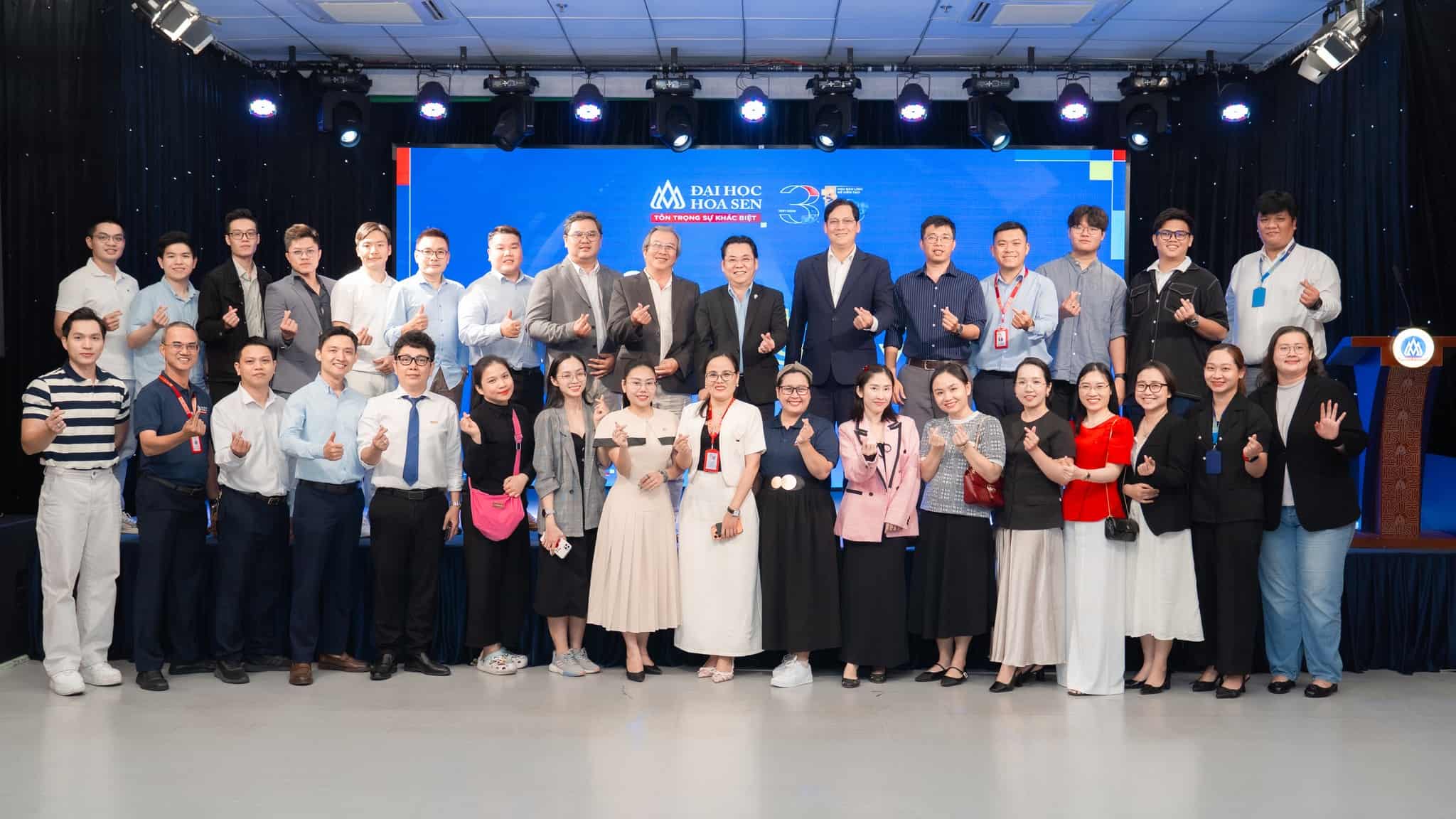 Buổi gặp gỡ giữa Lãnh đạo Nhà trường và Hội Cựu sinh viên Hoa Sen cùng đại diện cựu sinh viên các Khoa, Viện. Ảnh: Bình Quý