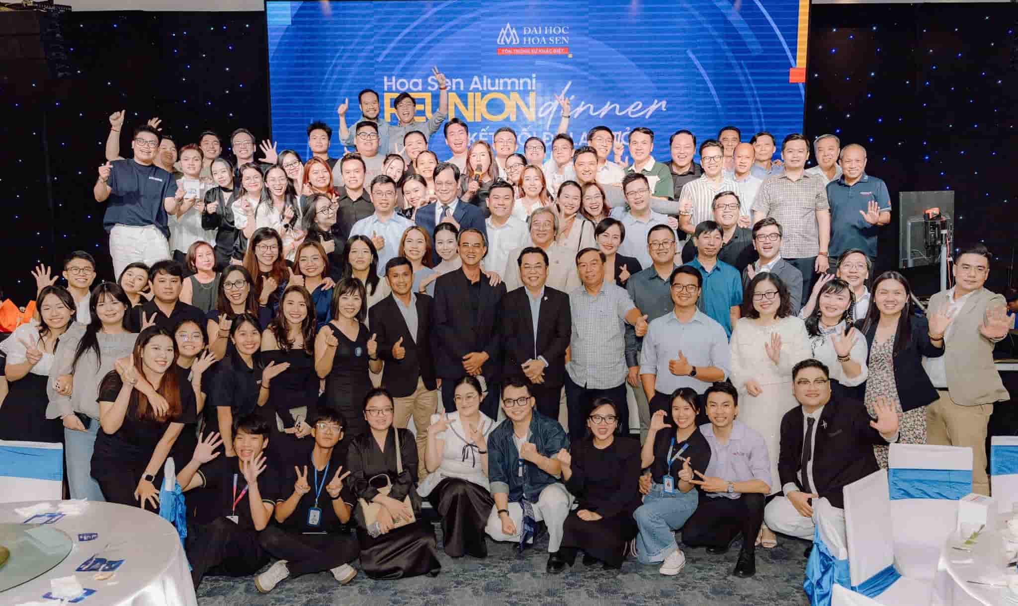 More than 300 alumni from many generations, working in many fields, are connected and reunited at Hoa Sen Alumni Reunion Dinner. Photo: Binh Quy