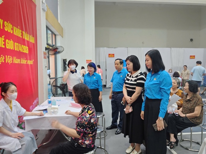Khám, tư vấn sức khỏe, xét nghiệm tầm soát ung thư và một số dịch vụ y tế cho đoàn viên, người lao động thuộc các công đoàn cơ sở trên địa bàn phường Kim Liên - hoạt động khởi đầu cho Tháng Công nhân 2026. Ảnh: CĐCS