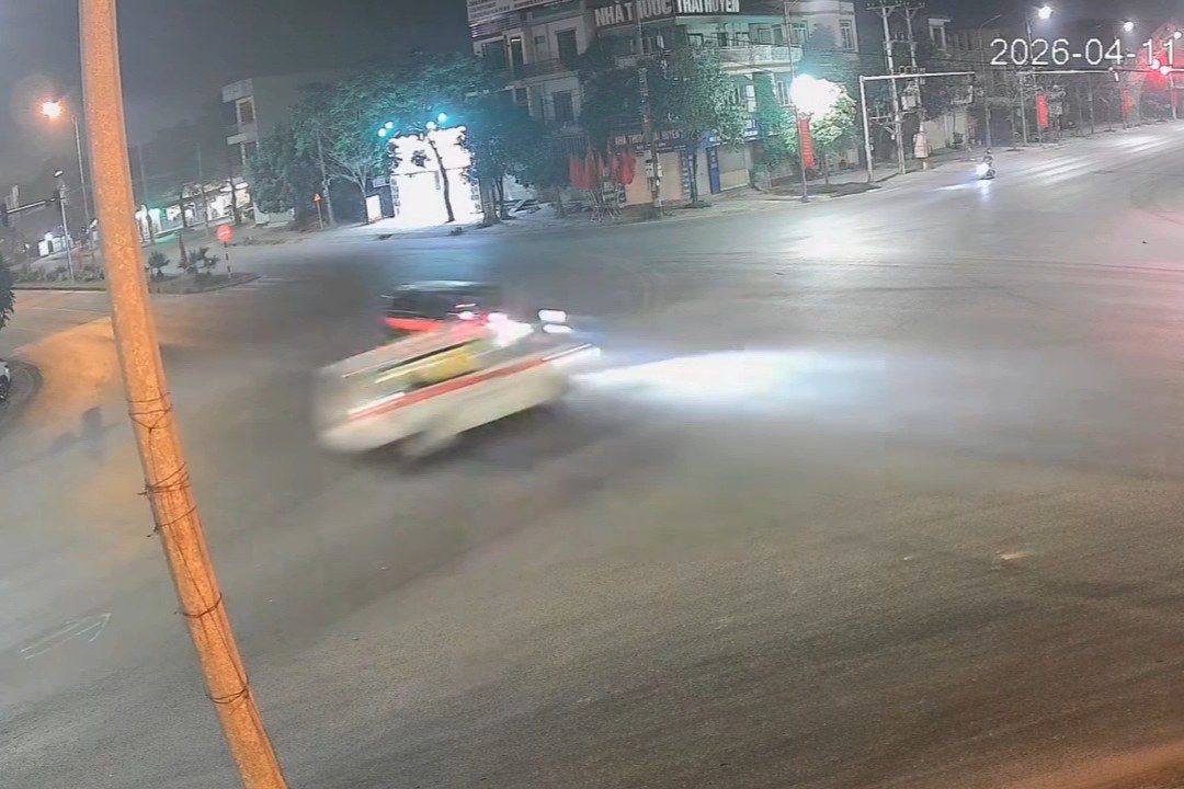 Moment of the accident between an ambulance and a pickup truck at the intersection between Nguyen Tat Thanh street and Truong Chinh street. Photo cut from clip