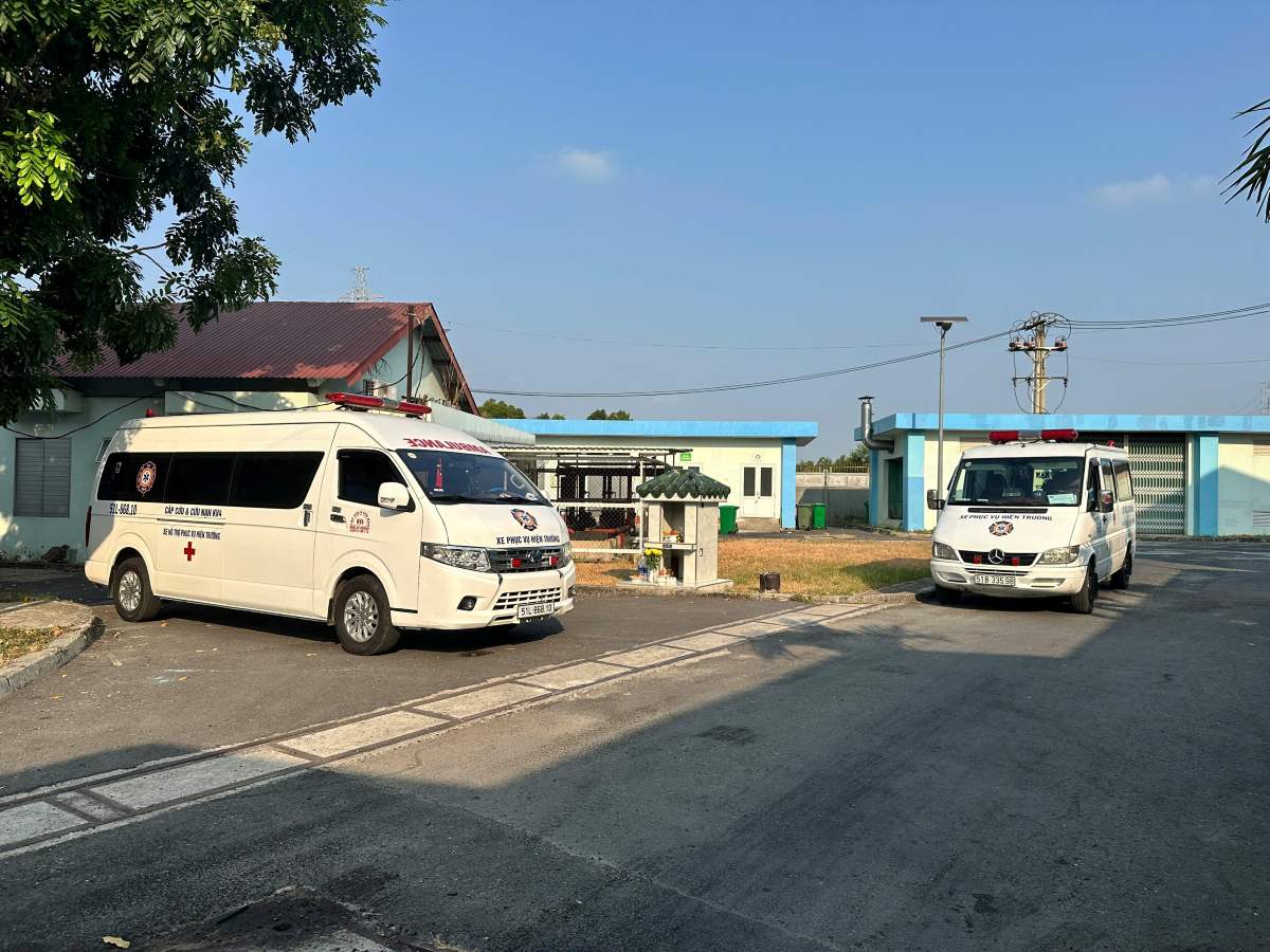 Ambulance takes the victim who died in the fire to the morgue. Photo: Dong Hoang