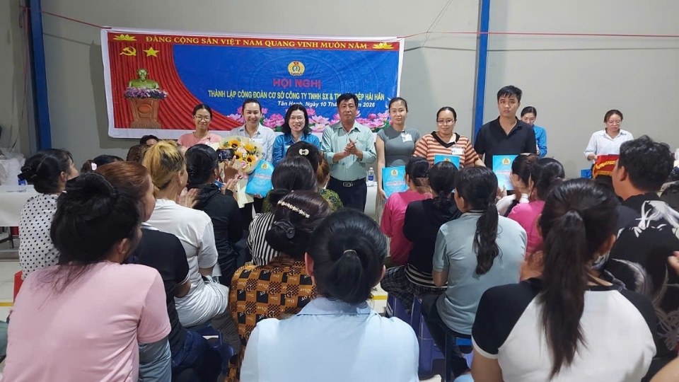 Ceremony to announce the decision to establish grassroots trade unions at enterprises in Vinh Long province. Photo: Hoang Loc