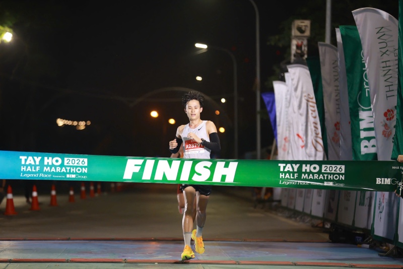 Trung Cường về nhất cự ly 21km nam. Ảnh: THM