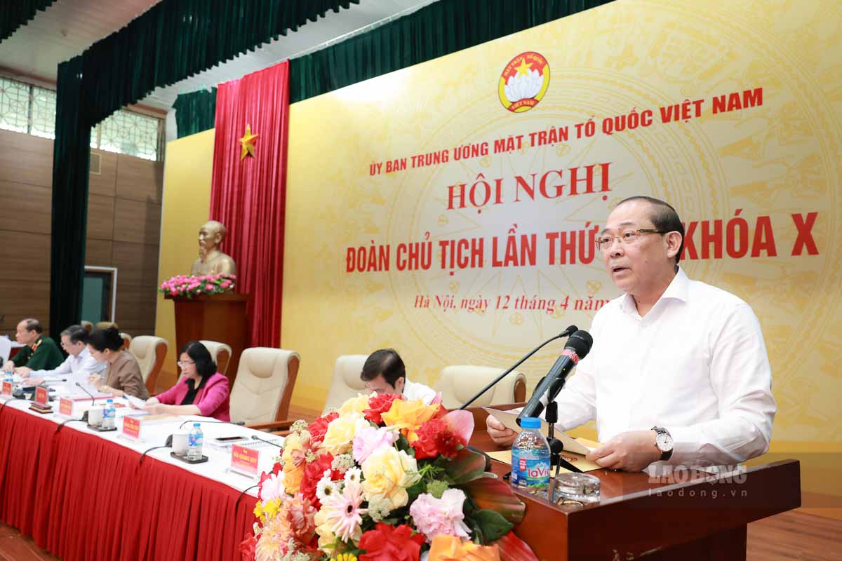  Phó Chủ tịch Ủy ban Trung ương MTTQ Việt Nam Hoàng Công Thủy trình bày Tờ trình tại Hội nghị. Ảnh: Hải Nguyễn