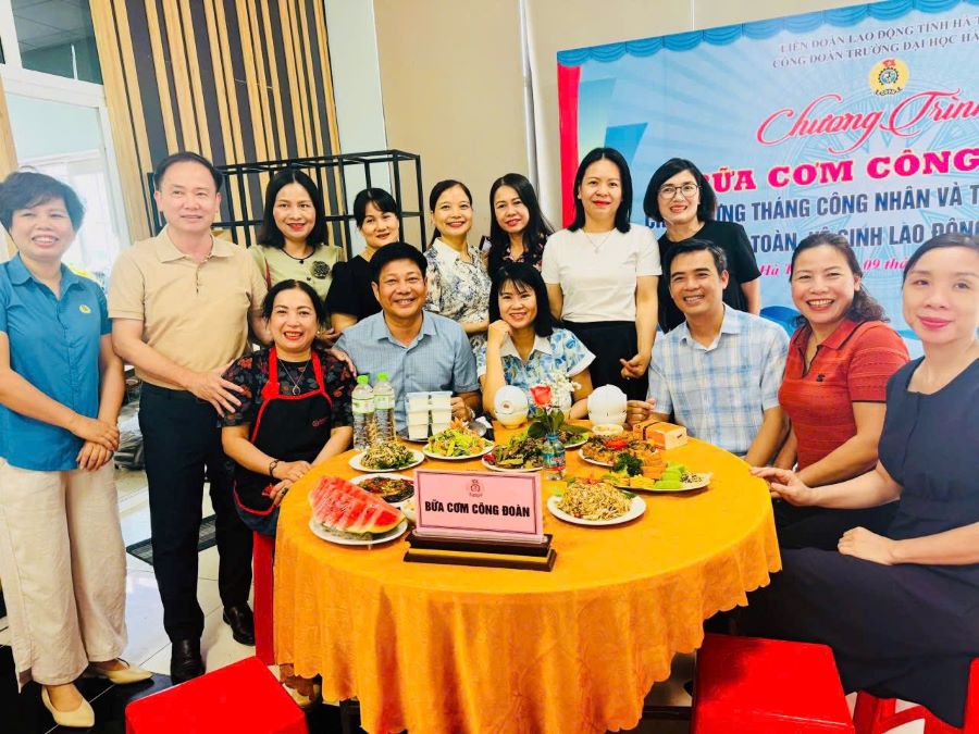 Ha Tinh University organizes "Trade Union Meal" to connect union members and workers. Photo: Ha Tinh Trade Union