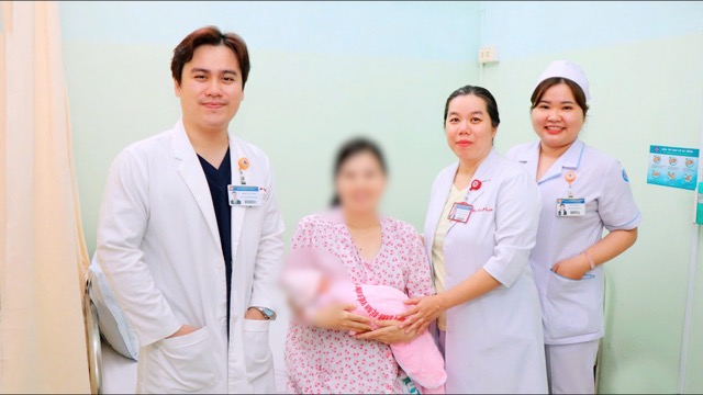 Doctors have just successfully operated on a pregnant woman with a giant uterine fibroid and multiple recurrences. Photo: BVCC