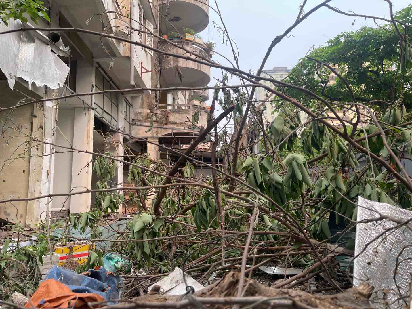 Khung cảnh ngổn ngang bên trong