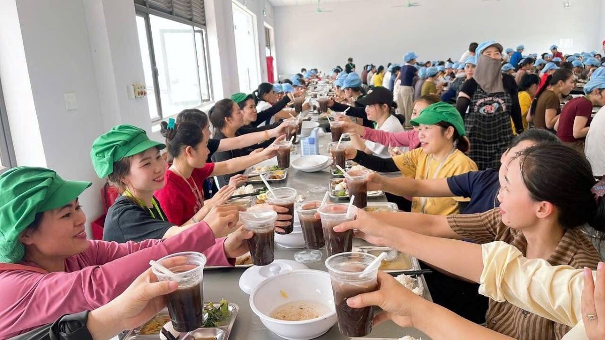 Phu Linh Trading Co., Ltd. organizes the "Summer Cooling Tea" program, serving all workers and laborers. Photo: Nghe An Trade Union