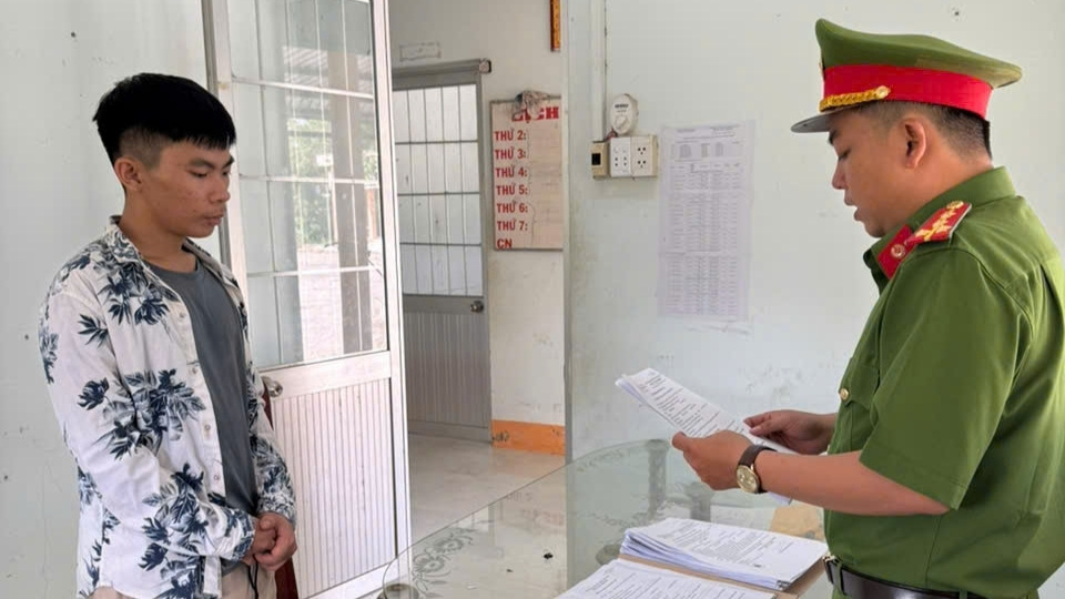 La policía de Vĩnh Long ejecuta la decisión de procesar al acusado Trần Tấn Đạt por el delito de uso ilegal de drogas. Foto: Policía de Vĩnh Long