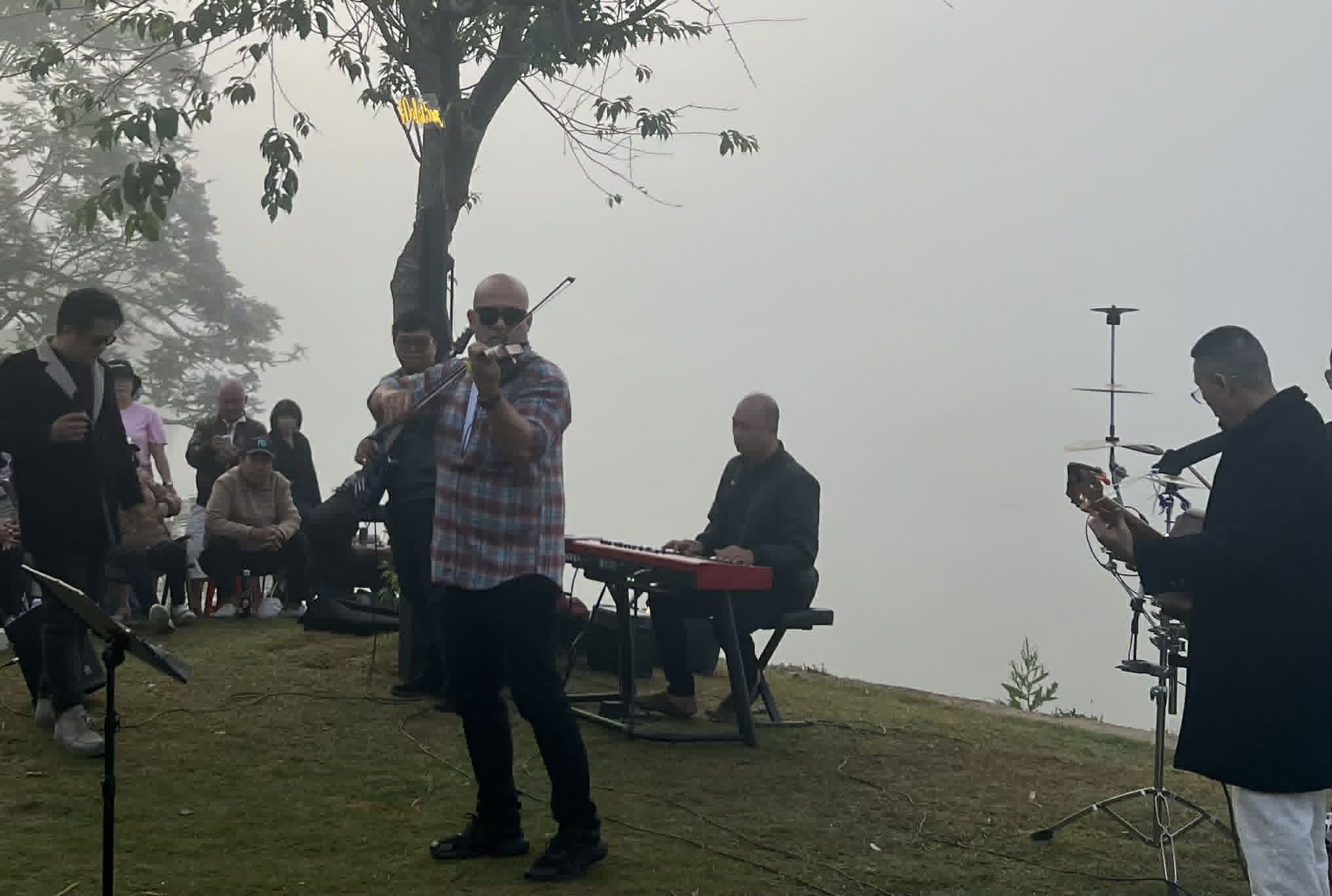 Violinist Truong Le Son and Da Lat band 5AM Photo: LTP