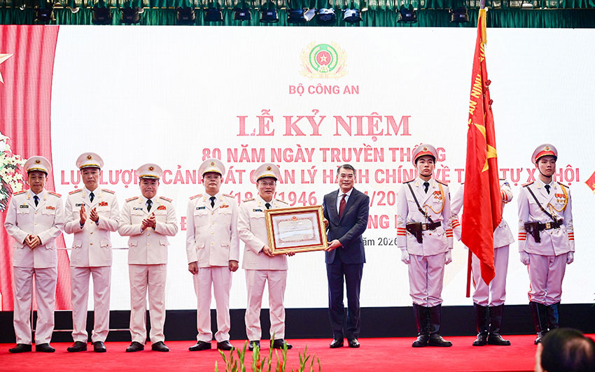 Politburo Member, Prime Minister Le Minh Hung awarded the Ho Chi Minh Order to the Administrative Management Police force for Social Order. Photo: Quang Viet