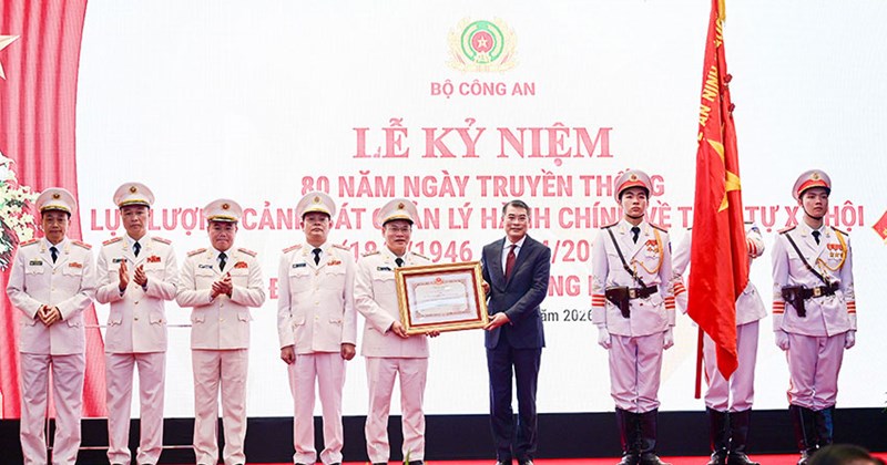 Cảnh sát QLHC về TTXH đón nhận Huân chương Hồ Chí Minh