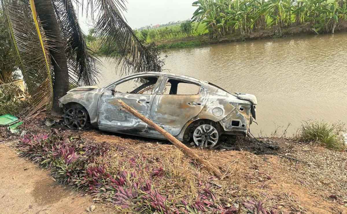 Car fire in Giao Thuy commune, Ninh Binh province. Photo: Hien Vu