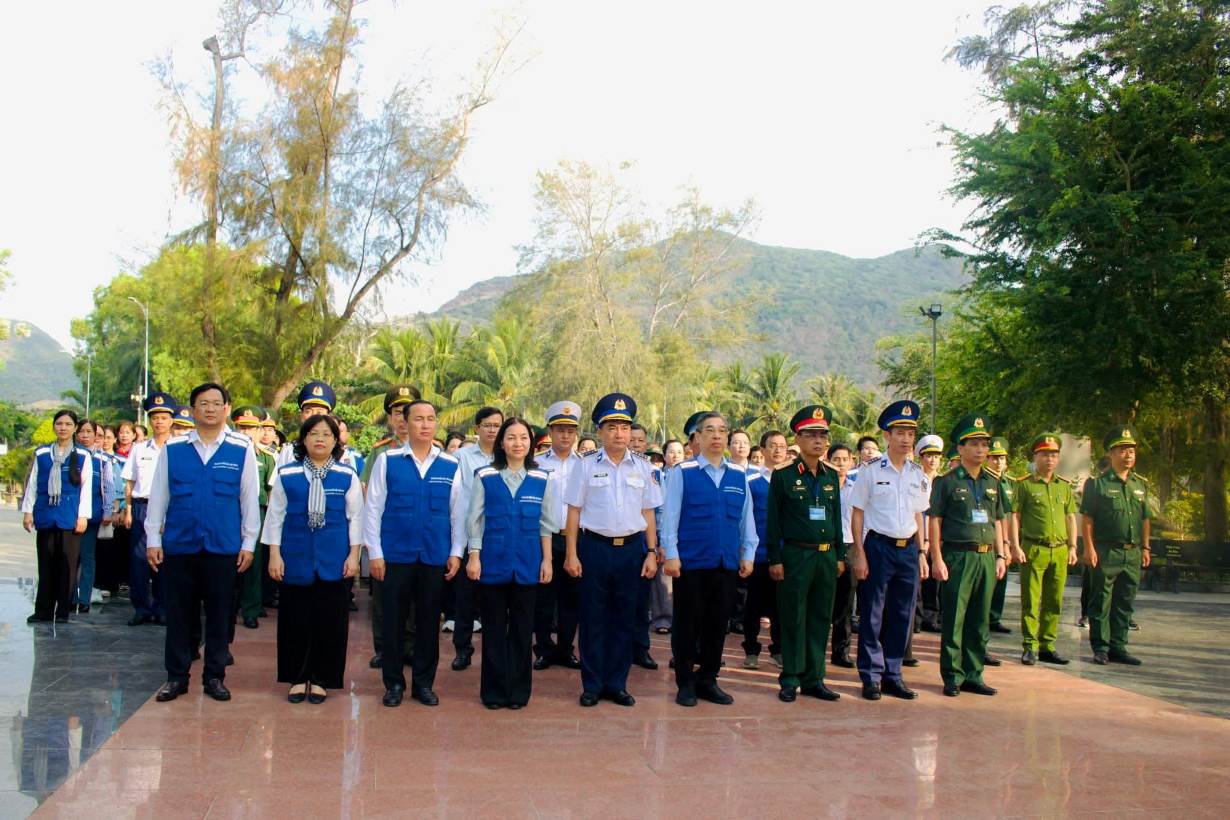 Delegación de la ciudad de Ho Chi Minh ofrece incienso en memoria de los héroes y mártires en Con Dao. Foto: Anh Hoang