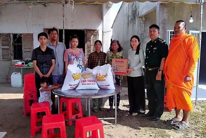 Border guards and local associations and unions give gifts to the homes of Khmer people in difficult circumstances. Photo: Trung Kien/VNA