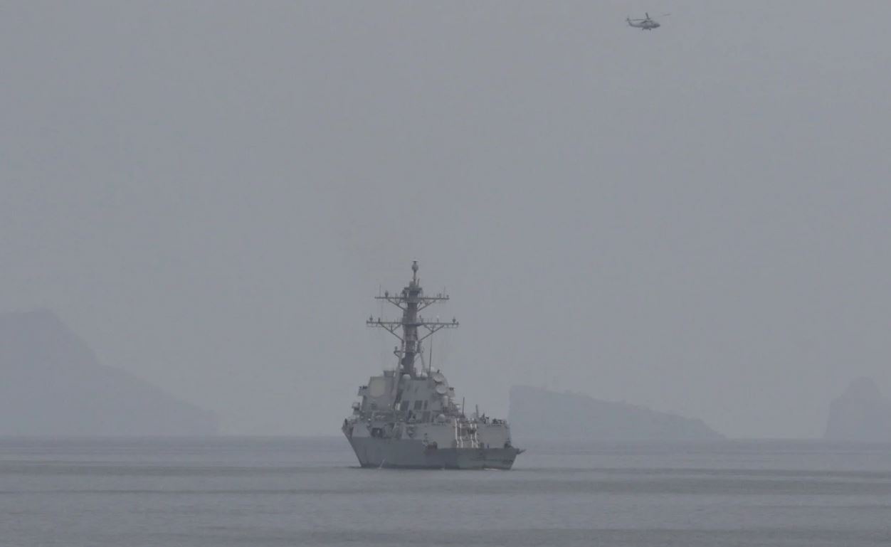 Iran sends a tough message: "This is the final warning" when a US Navy destroyer passes through the Strait of Hormuz on April 11, 2026. Photo: CENTCOM