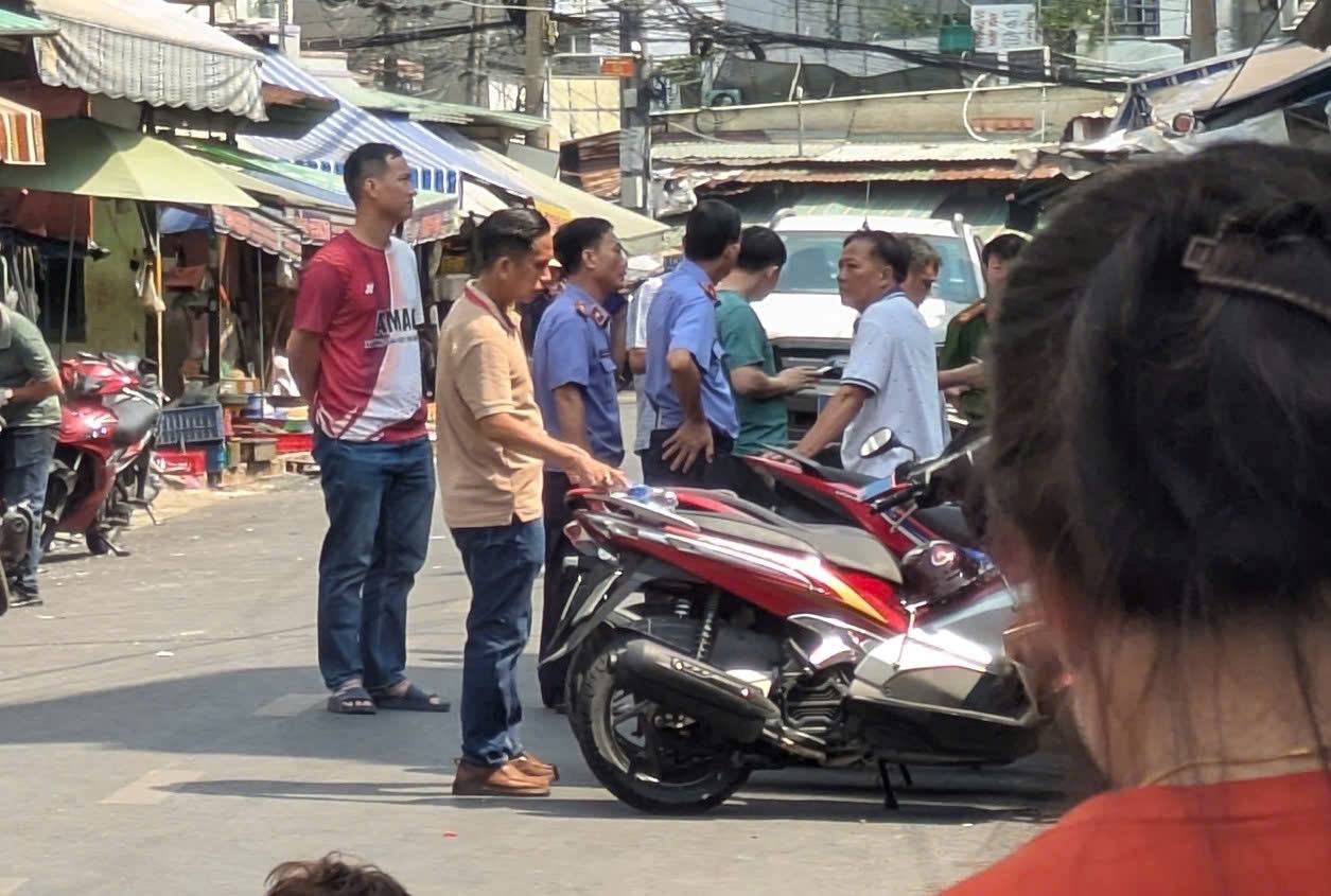 Lực lượng chức năng ở hiện trường vụ cháy. Ảnh: Anh Tú