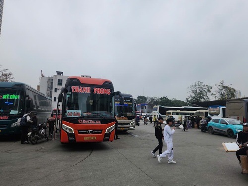 Hanoi Bus Station develops plans to serve peak holidays April 30 - May 1. Photo Minh Hanh
