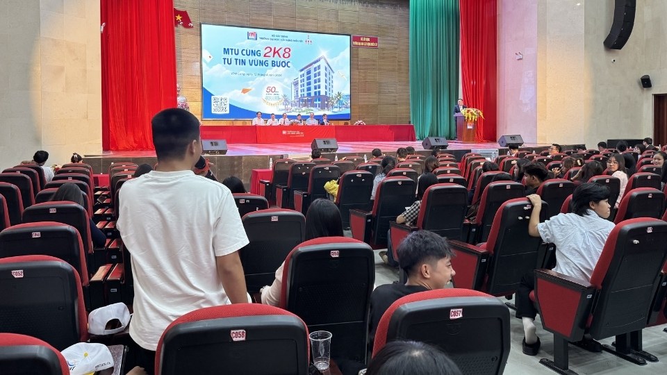 Los estudiantes de las escuelas secundarias hacen preguntas y aprenden información sobre admisiones en el programa de asesoramiento de la Universidad de Construcción del Oeste. Foto: Hoang Loc