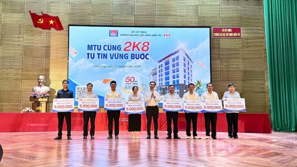 Dịp này, Trường Đại học Xây dựng Miền Tây trao học bổng cho học sinh các trường THPT tham gia tư vấn tuyển sinh tại trường. Ảnh: Hoàng Lộc