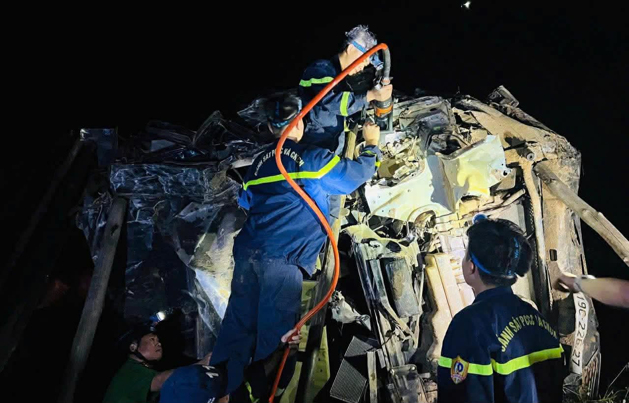 Rescuing the driver trapped in the cabin. Photo: Tuyen Quang Police