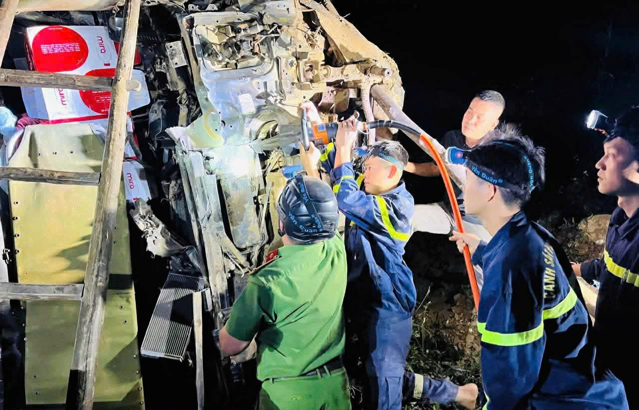 Các lực lượng chức năng triển khai cứu nạn. Ảnh: Công an Tuyên Quang