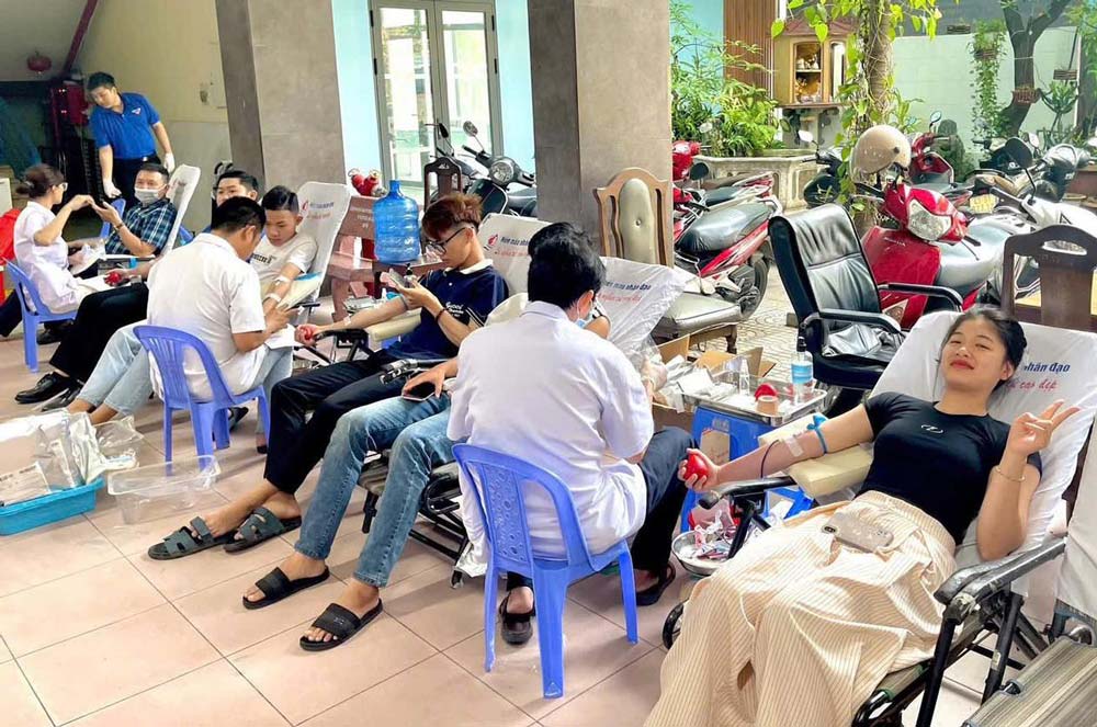 The Trade Union of Phuong Dong Da Nang College coordinated with the School Youth Union to organize humanitarian blood donation. Photo: Da Nang Trade Union