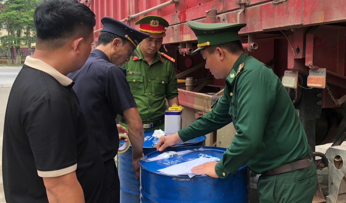 Các lực lượng liên tiếp phát hiện, ngăn chặn buôn lậu xăng dầu qua biên giới. Ảnh: Công an tỉnh Quảng Trị