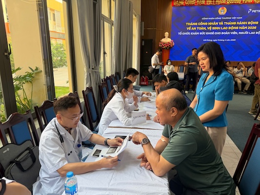 Phó Chủ tịch Công đoàn Công thương Việt Nam Lê Thị Đức trao đổi với công nhân tại buổi khám sức khỏe. Ảnh: CĐCS