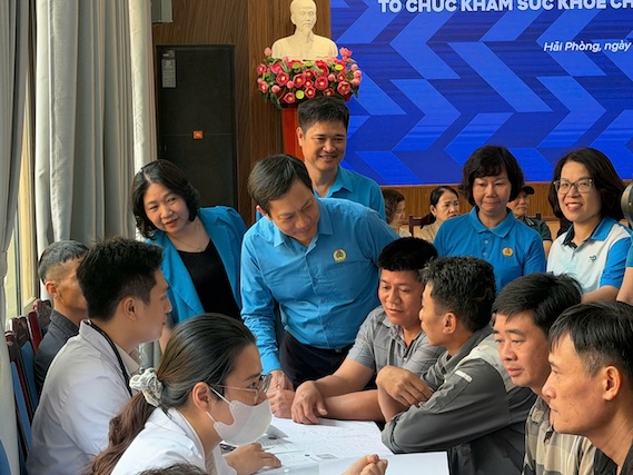 Mr. Le An Hai - Member of the Presidium of the Vietnam General Confederation of Labor, Chairman of the Vietnam Industry and Trade Union visits workers at the health check-up program organized by the Trade Union on the occasion of Workers' Month 2026. Photo: Grassroots Trade Union