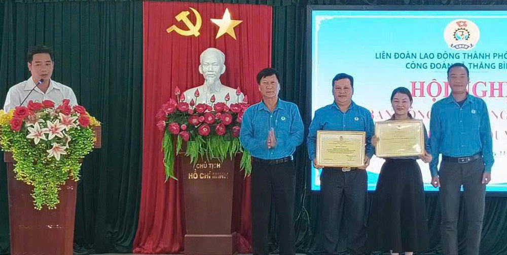 Thang Binh Commune Trade Union organizes a conference to review trade union work in the first quarter, deploy tasks for the second quarter and launch Workers' Month 2026. Photo: Thang Binh Trade Union