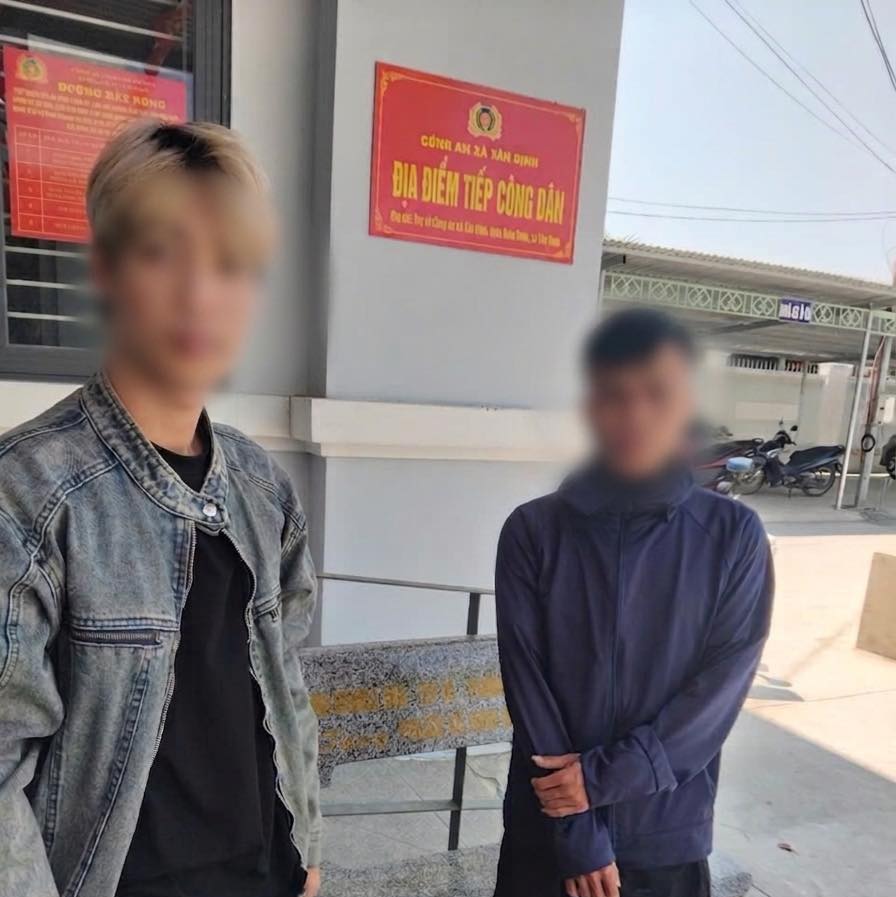 La policía de la comuna ha procesado a 2 personas por distribuir folletos publicitarios para préstamos de dinero. Foto: Policía de la comuna de Tan Dinh