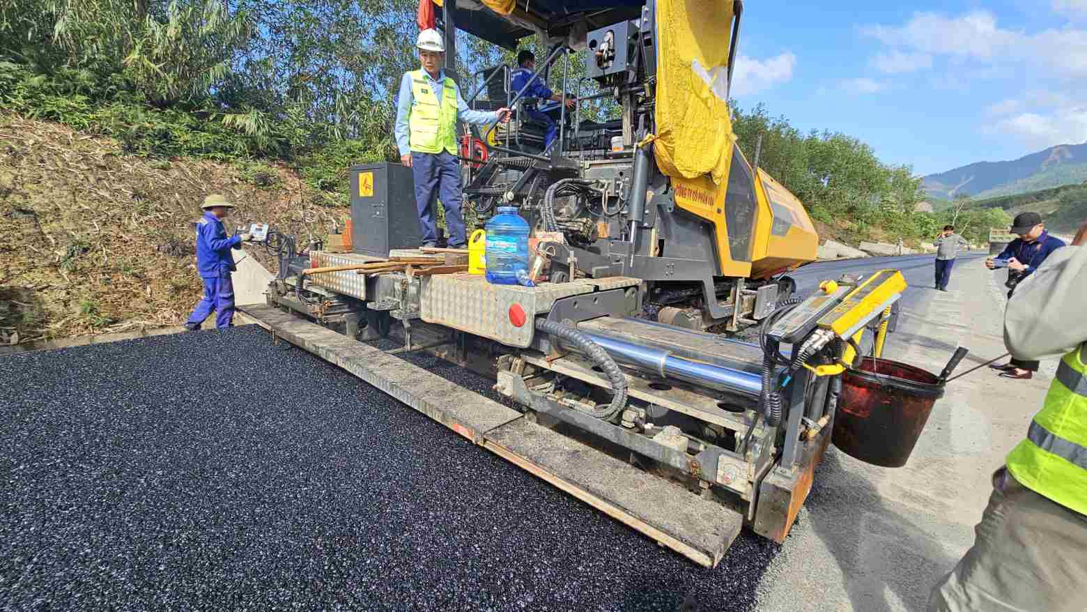 Workers and contractors overcome difficulties to stick to the progress of the La Son-Hoa Lien expressway expansion project. Photo: Tra Ban