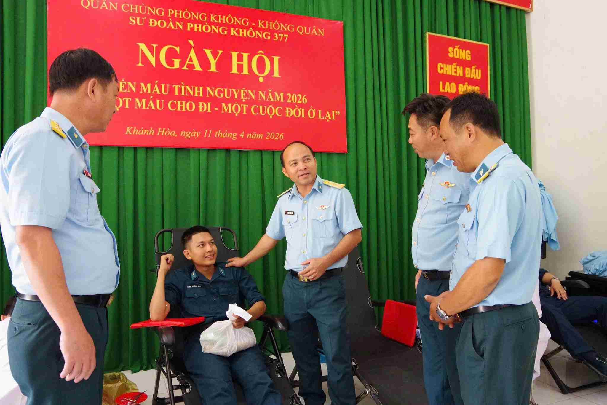 More than 100 officers and soldiers of Division 377 participate in voluntary blood donation. Photo: Nha Trang