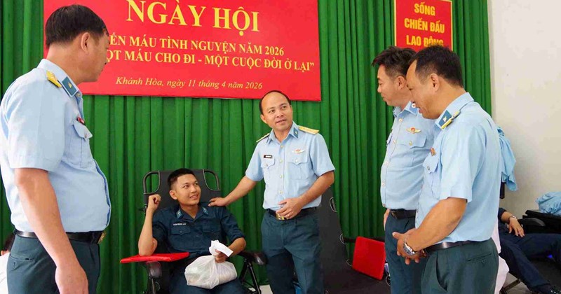 Cán bộ, chiến sĩ Sư đoàn 377 tham gia hiến máu tình nguyện