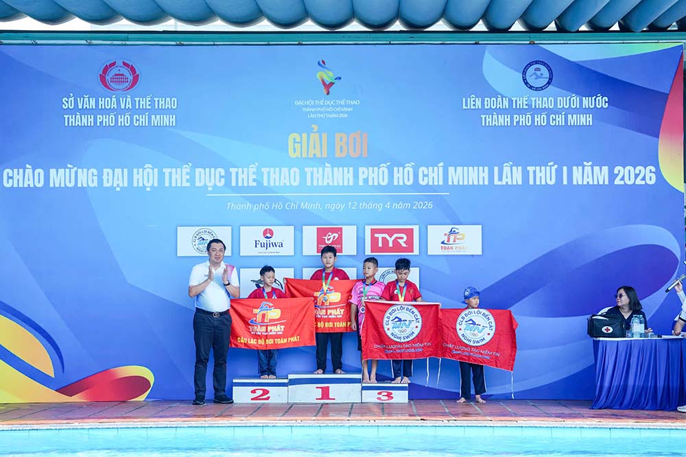 Ông Cao Văn Chóng trao giải cho các vận động viên đạt thành tích. Ảnh: Sở VHTT TPHCM