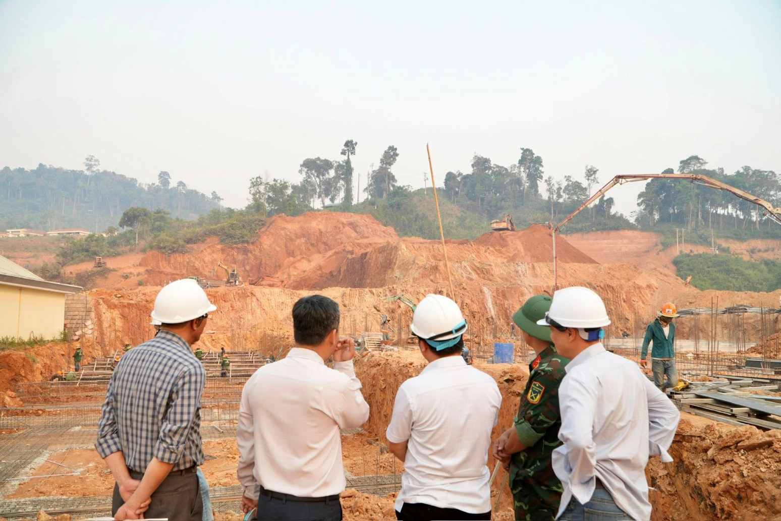 Leaders of Hung Son commune, Da Nang have just visited and encouraged the construction force of the Inter-level Boarding School project in the area. Photo: Tra Ban