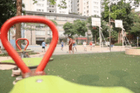 猛暑、保護者は子供を守るために安全な遊び時間を選ぶ