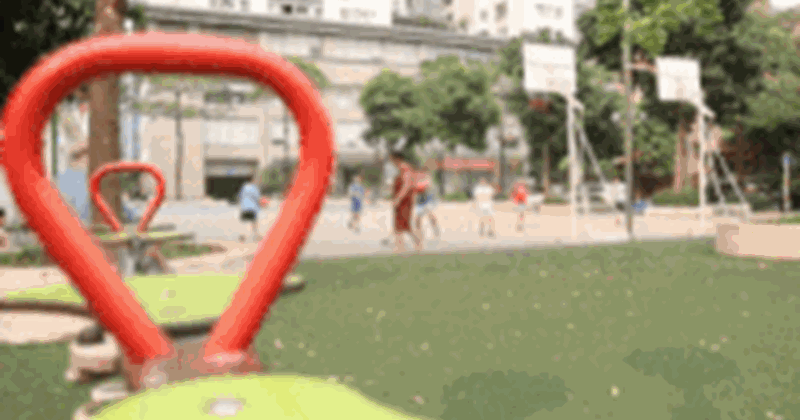 Nắng nóng gay gắt, phụ huynh chọn sân chơi an toàn cho con