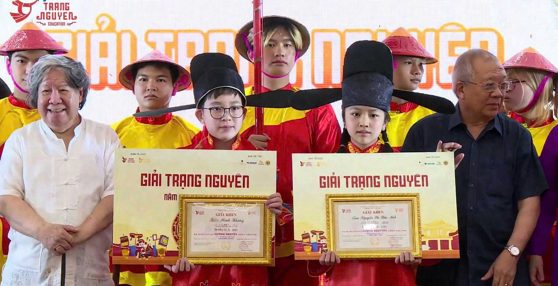 Estudiantes de Lào Cai (izquierda) junto con concursantes destacados recibiendo el título de Trạng nguyên en el Concurso Đình Trạng Nguyên de Vietnamita del año escolar 2025-2026. Foto: BTC